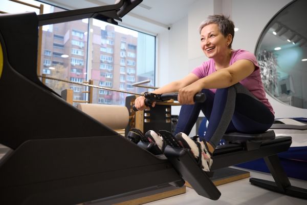 Bienfaits du rameur après 50 ans : rester en forme