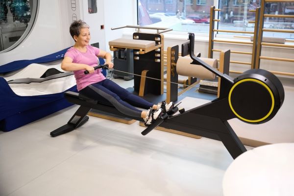 Bienfaits du rameur après 50 ans : rester en forme